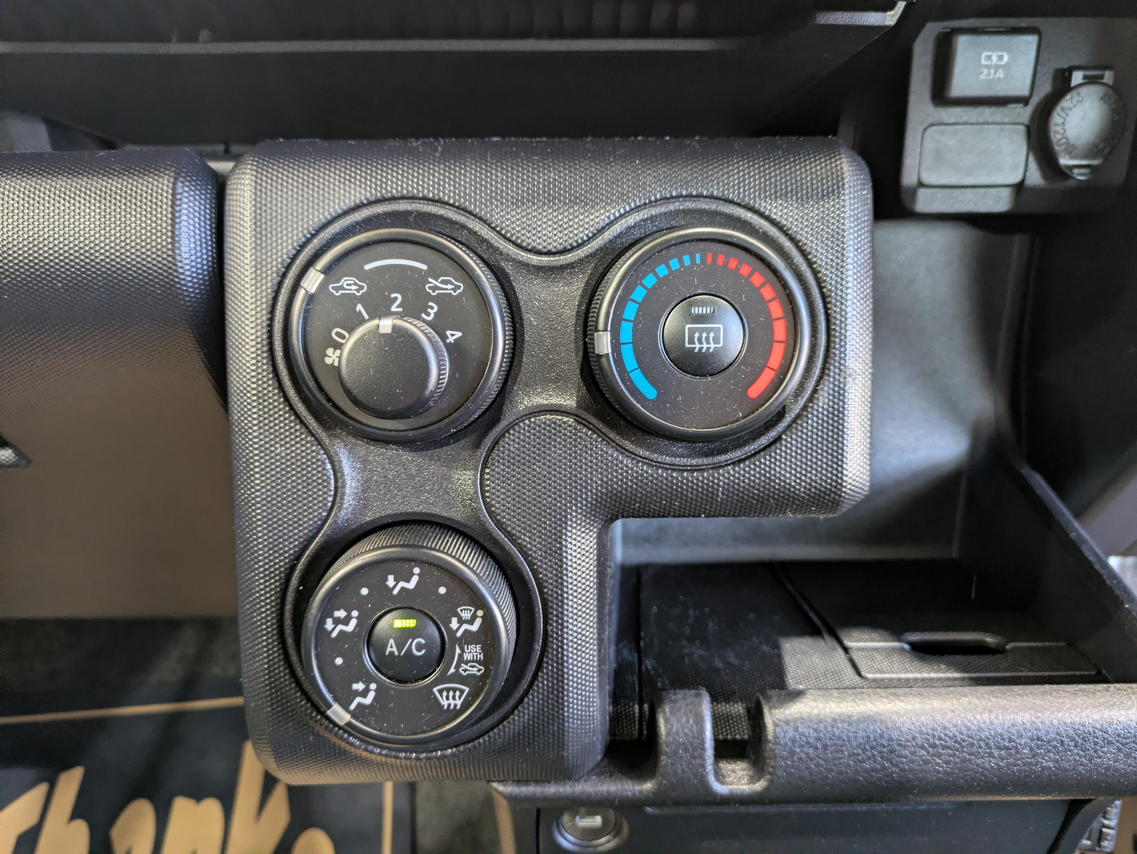 使いやすいレイアウトの空調スイッチ類です。　スイッチも大きく、気温に合わせて直感的に操作できそうですね。操作もしやすく、車内をいつでも快適に保てます。