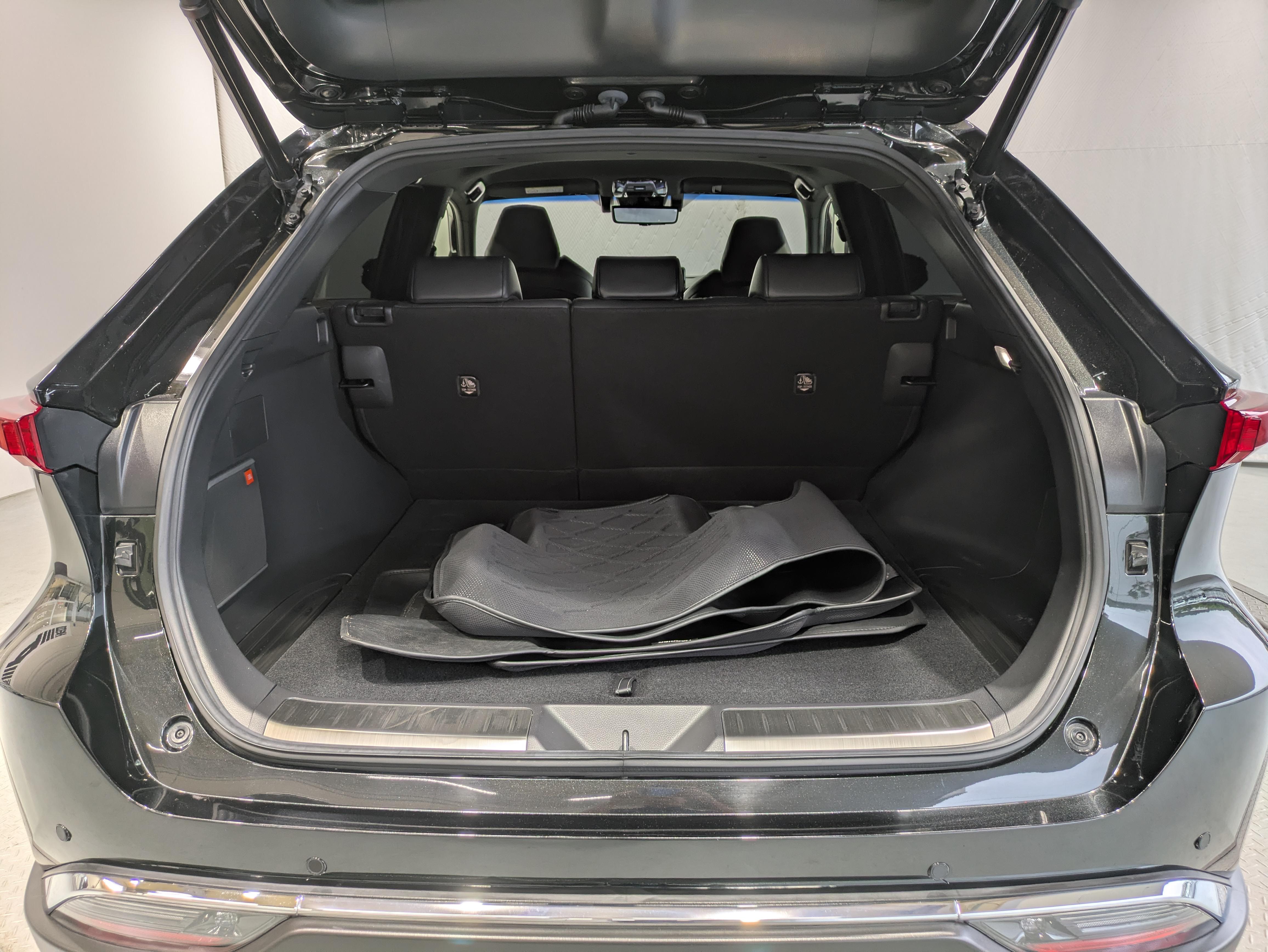 とても広々、大きな開口部の荷室スペースですね。　開口部広々だから、大きな荷物も楽々収納出来ちゃいますね。　荷物スペースは広いほうがいいですよね。