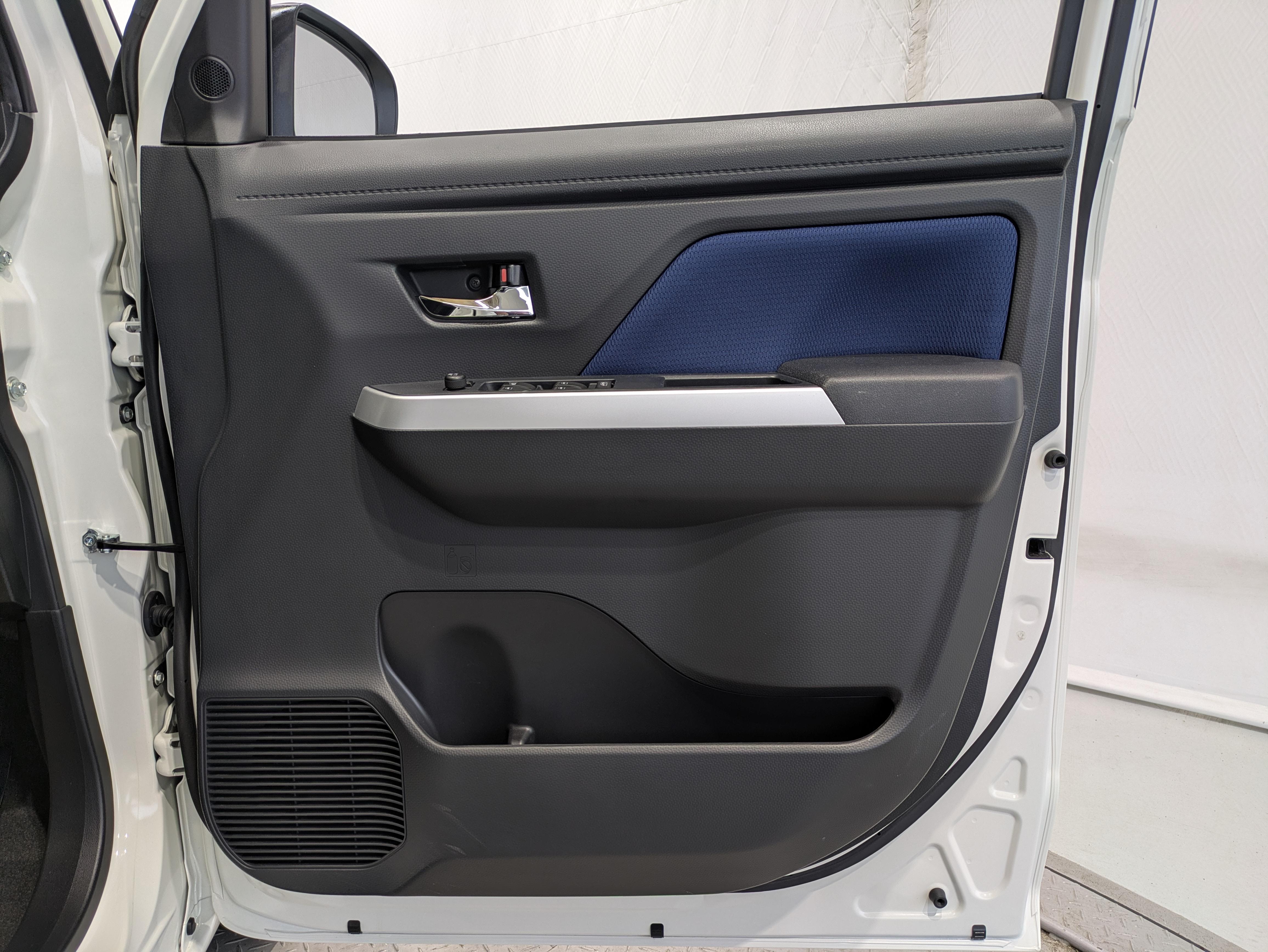 運転席ドア内張はご覧の通り。ドアポケットの収納もバッチリです