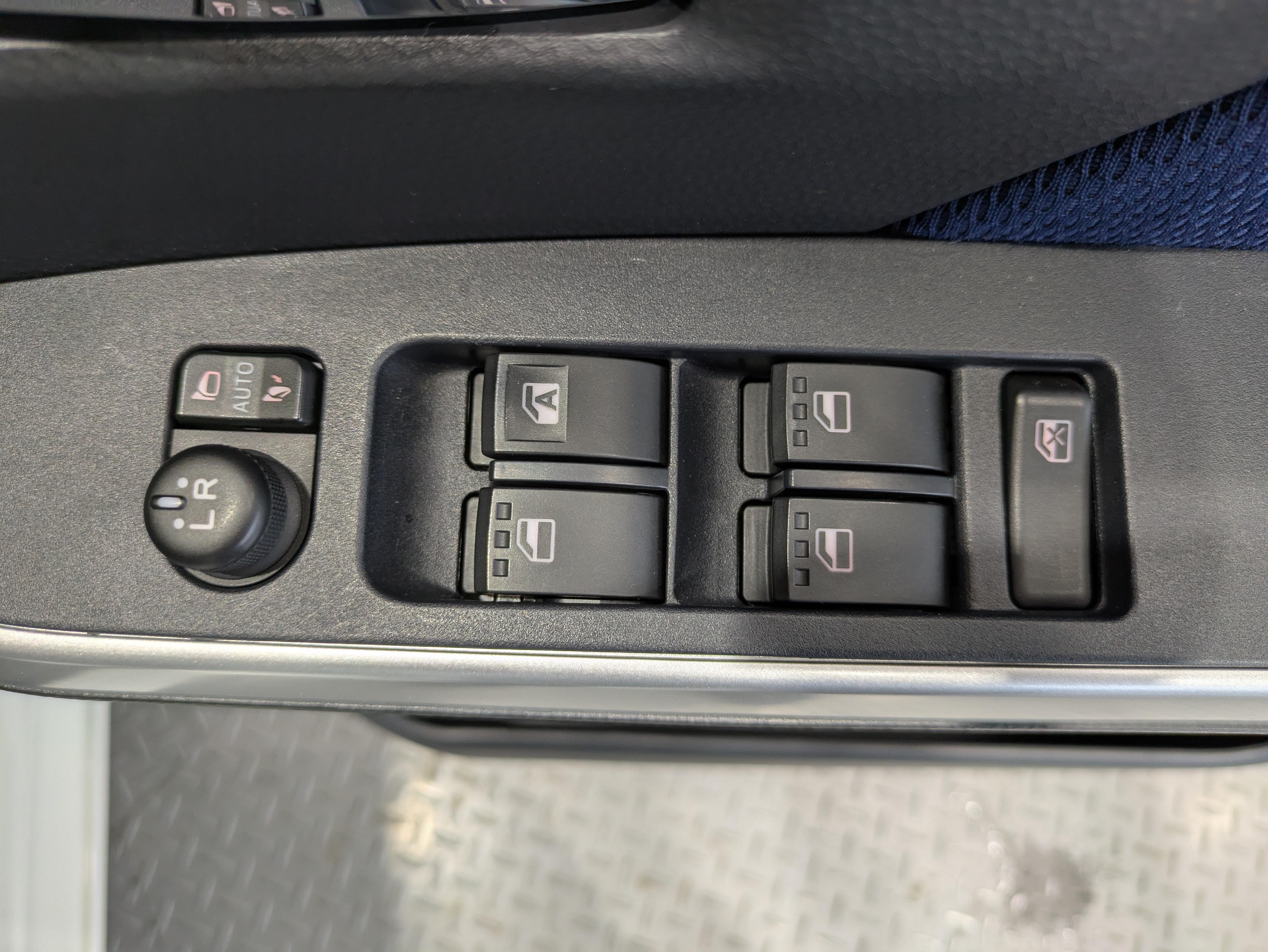 パワーウィンドウのスイッチですよ。　運転席に居ながら窓を開け閉めのコントロールできますよ。　ロック機能で、子供がイタズラして窓を開けるという事も無くなりますよ。