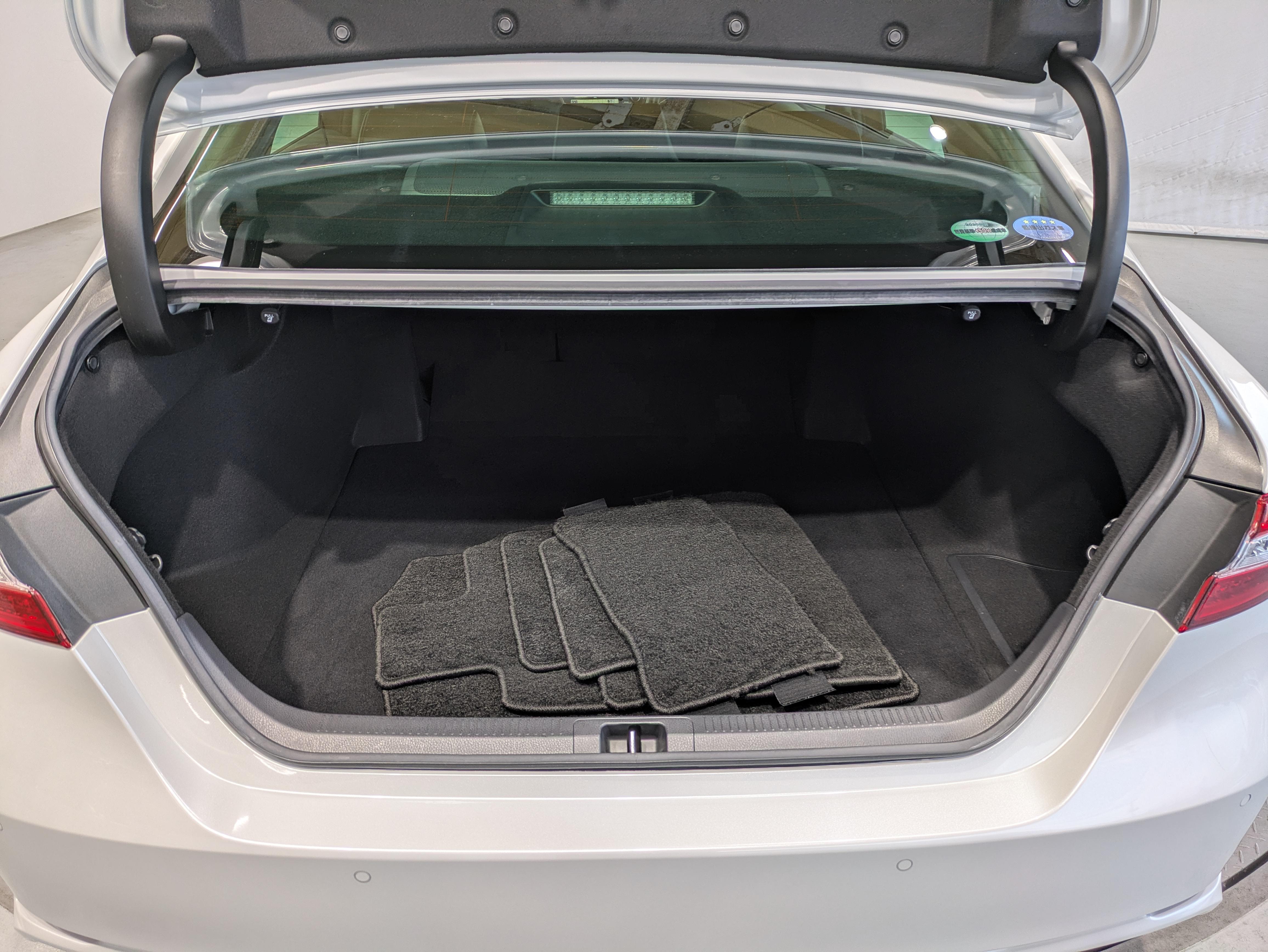 トランクルームもしっかりとしたスペースが御座いますよ！　意外と奥行きが深くかなりの量のお荷物を積み込むことが出来ます！