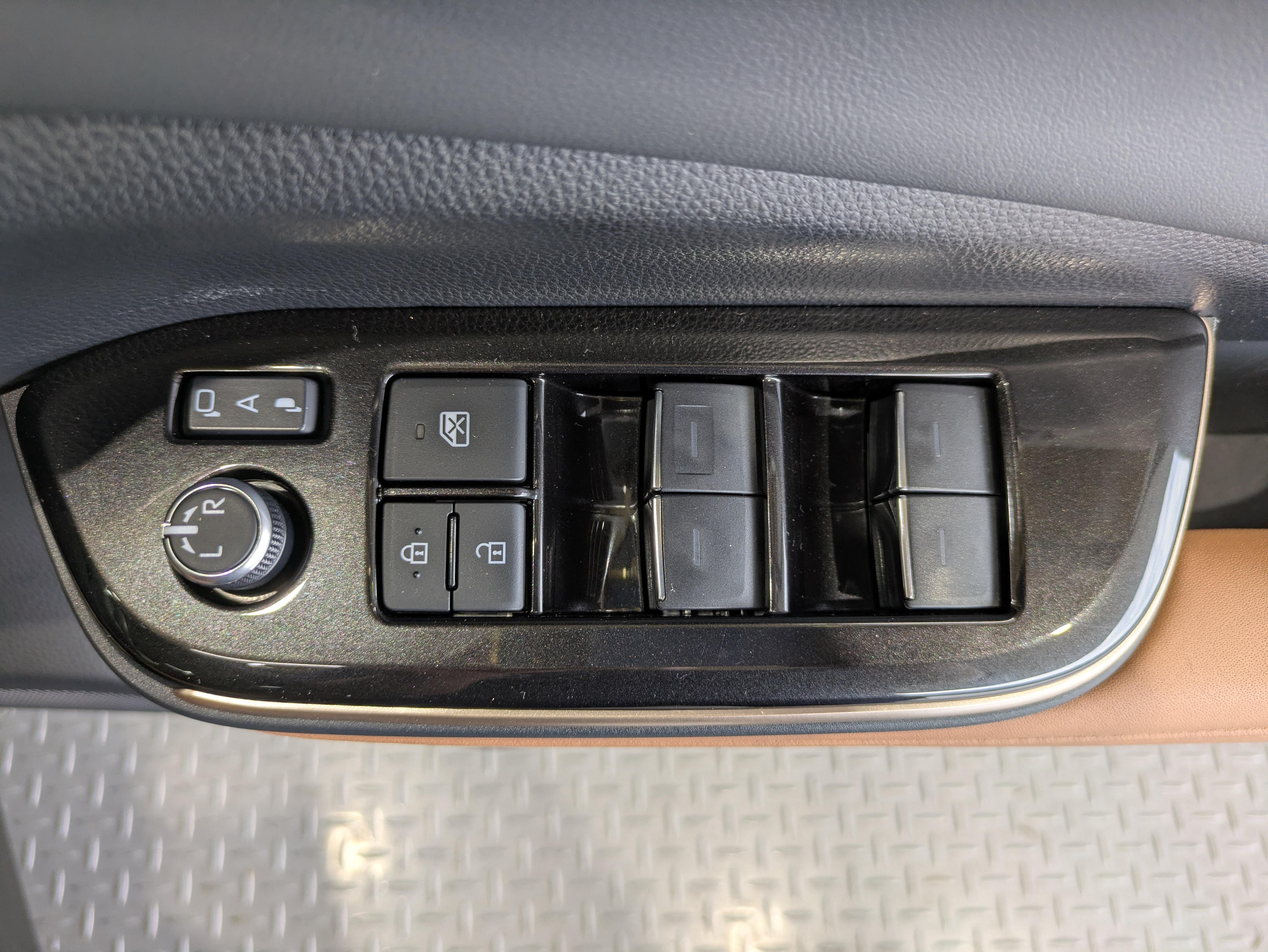 パワーウィンドウのスイッチですよ。　運転席に居ながら窓を開け閉めのコントロールできますよ。　ロック機能で、子供がイタズラして窓を開けるという事も無くなりますよ。