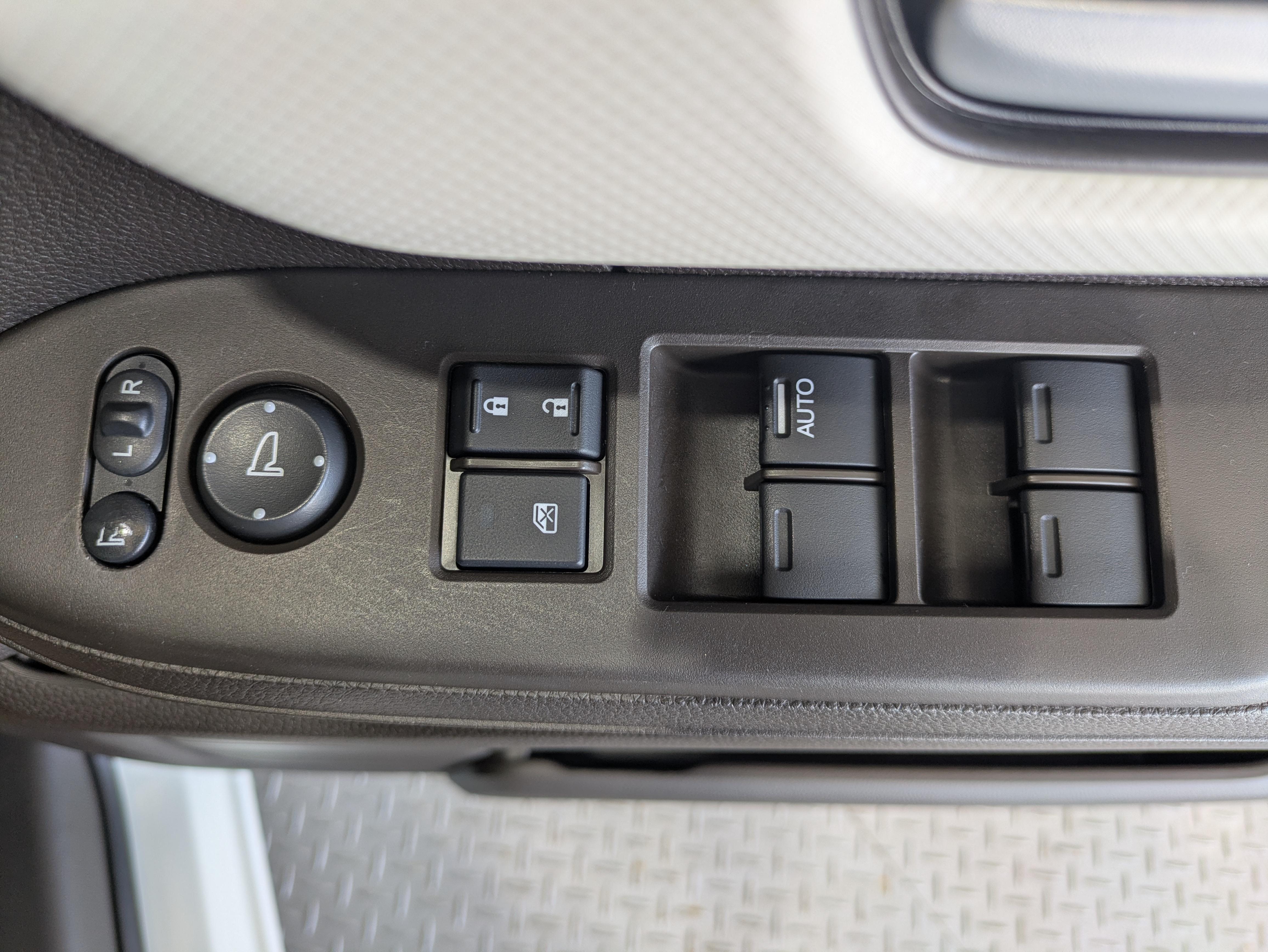 パワーウィンドウのスイッチですよ。　運転席に居ながら窓を開け閉めのコントロールできますよ。　ロック機能で、子供がイタズラして窓を開けるという事も無くなりますよ。